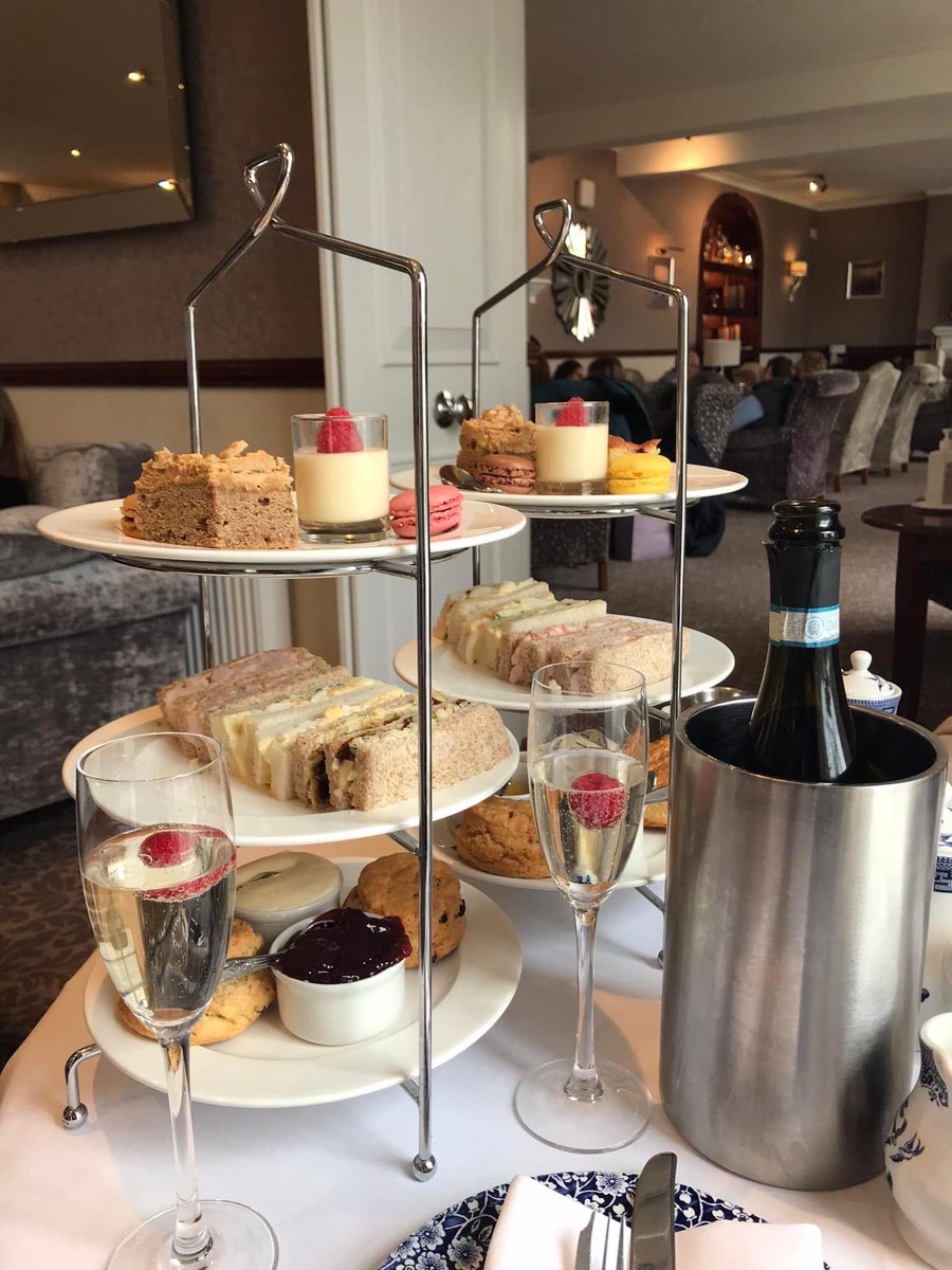 It's an afternoon tea kinda day 🥂 

Who would you bring along to share yours with? 🍰
