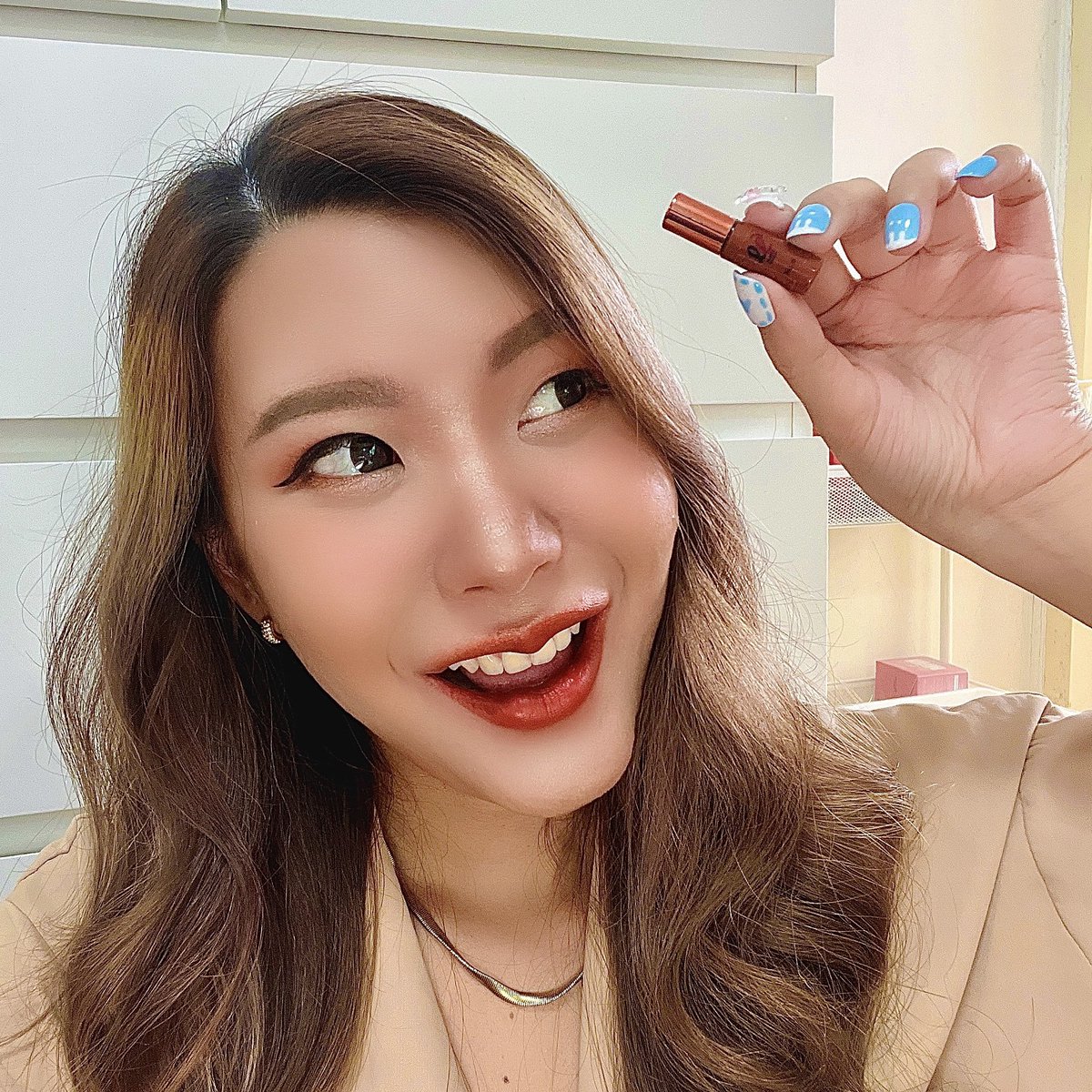 fern_jealous's tweet photo. Lip lover เเท่งจิ๋ว หลักสิบ สีชัด ติดทนมาก 
ใช้ได้ทั้ง ตา เเก้ม ปาก 
มีให้เลือก 10 สีไปเลย 
ความพิเศษ คือ การผสมเองให้เกิดสีใหม่นี่เเหละสนุกอะ 
จะบอกว่าตอนทาอย่างฟิน 
หอมกลิ่นช๊อคโกเเลตสุด🍫หิวเลย
.
พิกัด📌FB : LL : LIP LOVER
#liplover #ลิปติดทน #ลิปไม่ติดเเมส https://t.co/rijgSOUN4D