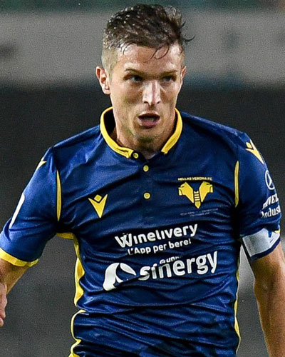 Darko Lazović je juče ponovo bio kapiten Verone. Tihi heroj koji bi mogao da bude onaj oslonac u reprezentaciji bez kojeg nema uspeha. Sjajan igrač, sjajan momak. U Italiji od 2015.