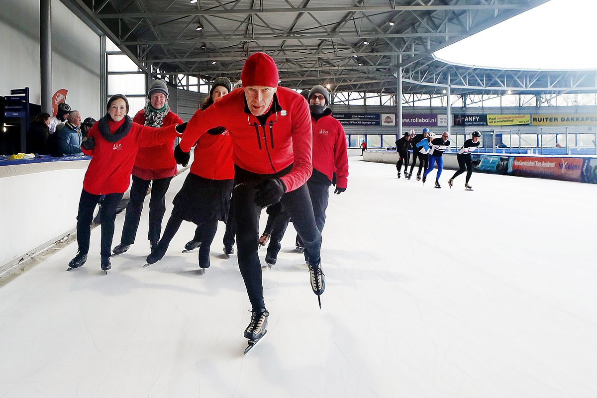 50 jaar schaatsplezier: Schaatslegende Ard Schenk opende vandaag om 9.15 uur, exact 50 jaar na de opening van De Meent, onze Alkmaarse baan. Voor een nieuwe schaatsdag, maar ook voor een feestelijk jubileumseizoen! 

alkmaarsport.nl/50-jaar-schaat…  
#alkmaar #schaatsen #kunstijsbaan