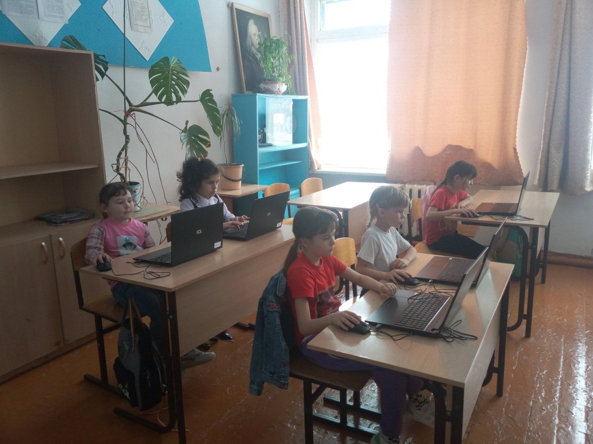 Olga2469's tweet photo. В рамках нацпроекта "Образование" Борминский филиал Елховской школы оснастили мобильным компьютерным классом. Теперь педагоги имеют возможность сделать изучение нового материала максимально понятным, быстро и объективно проверять знания ребят. https://t.co/i3qaviqOOw
