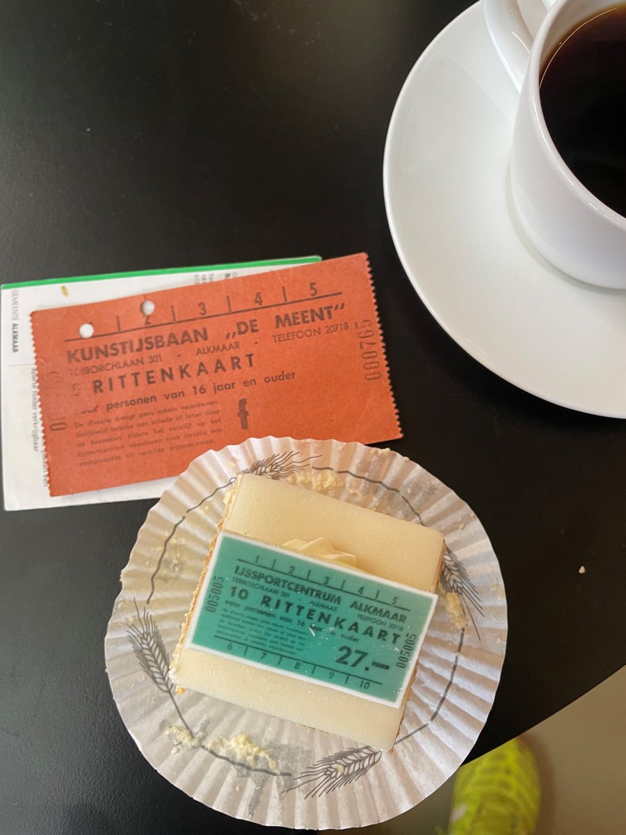 Op 14 februari 1972 om 9.15 uur betraden de eerste schaatsers enthousiast de ijsvloer van de Alkmaarse kunstijsbaan. Exact 50 jaar na dato werd dit om 9.15u op De Meent gevierd. Schaatsicoon Ard Schenk opende deze dag de baan én het jublieumseizoen. 

#demeent #alkmaar #schaatsen