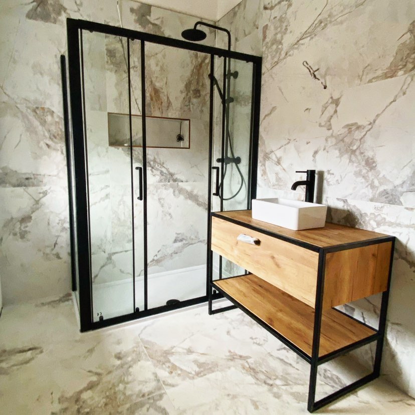 Victorianplumb's tweet photo. Create a Contrast🖤

VP customers Joseph and Evie have created a statement within their bathroom thanks to a combination of matt black &amp; natural textures! 😍

Thank you for sharing guys! 🙌

📸https://t.co/QknfmU28i5

#VictorianPlumbing #RusticBathroom #MattBlackBathroom https://t.co/AkZEyECgwK