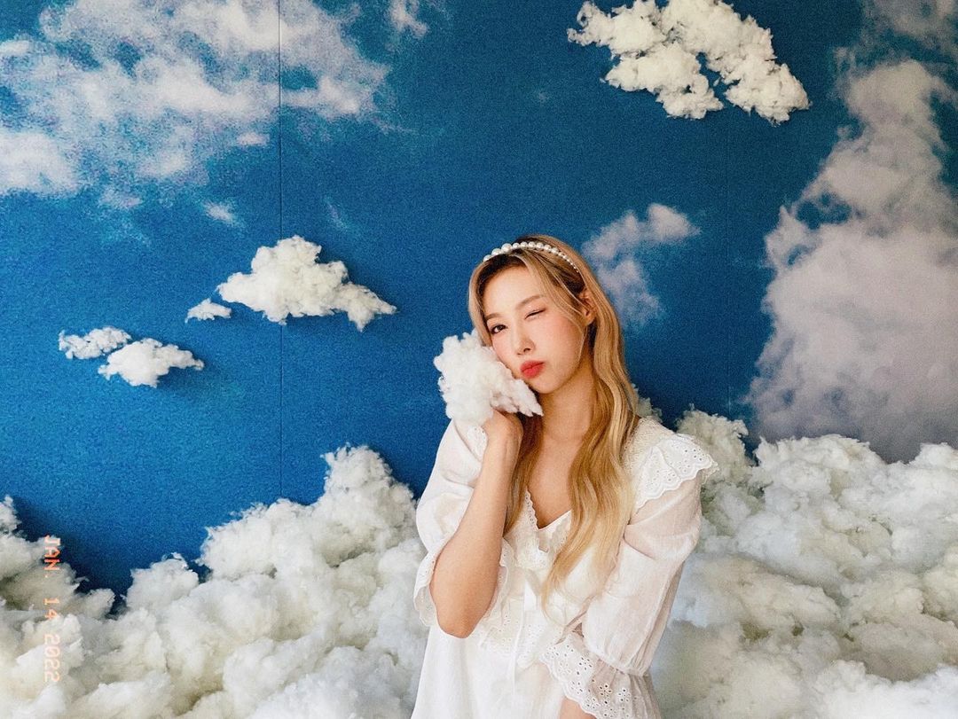 2handaily's tweet photo. Happy Valentine😗☁️🤍 https://t.co/7fqAu0cfSL
