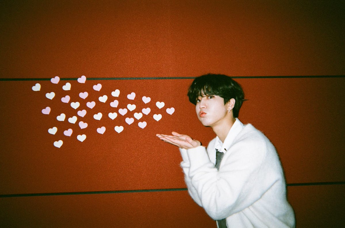 2handaily's tweet photo. Happy Valentine😗☁️🤍 https://t.co/7fqAu0cfSL