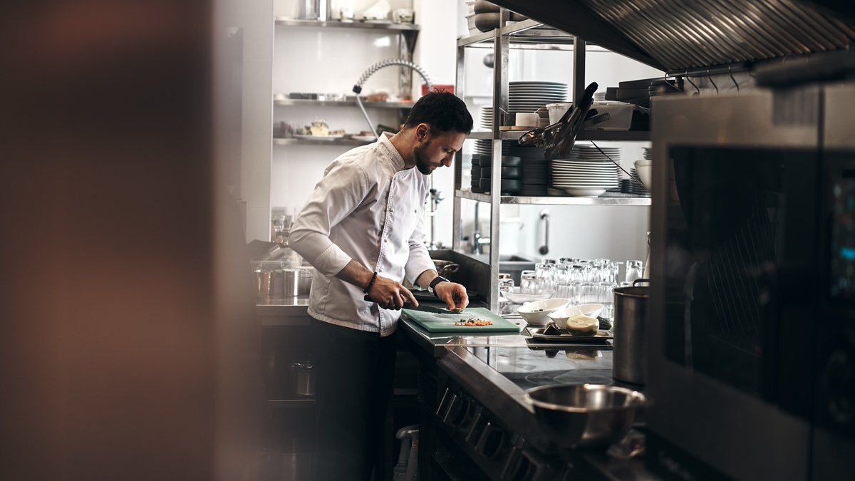 Hostelcobcn's tweet image. La tecnología #digital llega a todos los aspectos del negocio hostelero, incluso a las #cocinas 🍽💻 Las nuevas herramientas integran soluciones que maximizan la eficiencia y optimizan la gestión. ¡Descúbrelas en el reportaje de @martarenovales! 👉 t.ly/zj0J