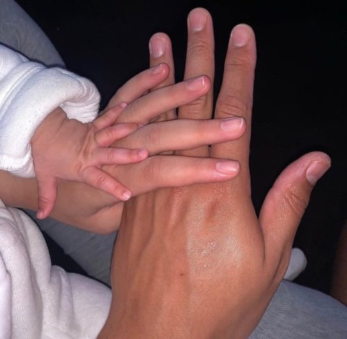 y unos bombones. 

También dejó una nota que había escrito hacía un par de noches:

“Gracias por el mayor regalo que me ha podido dar la vida. Eres lo que más quiero en este mundo. Espero poder agradecerte de todo corazón lo que has hecho por mi. 
Te quiero con locura.

Simba.”—