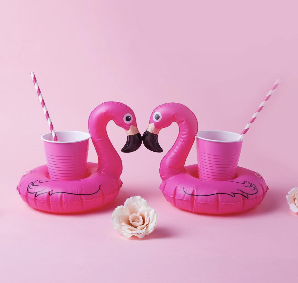 Roses are red 🌹
Sometimes they're pink 💞
Valentine's Day is today, who else needs a drink 😂