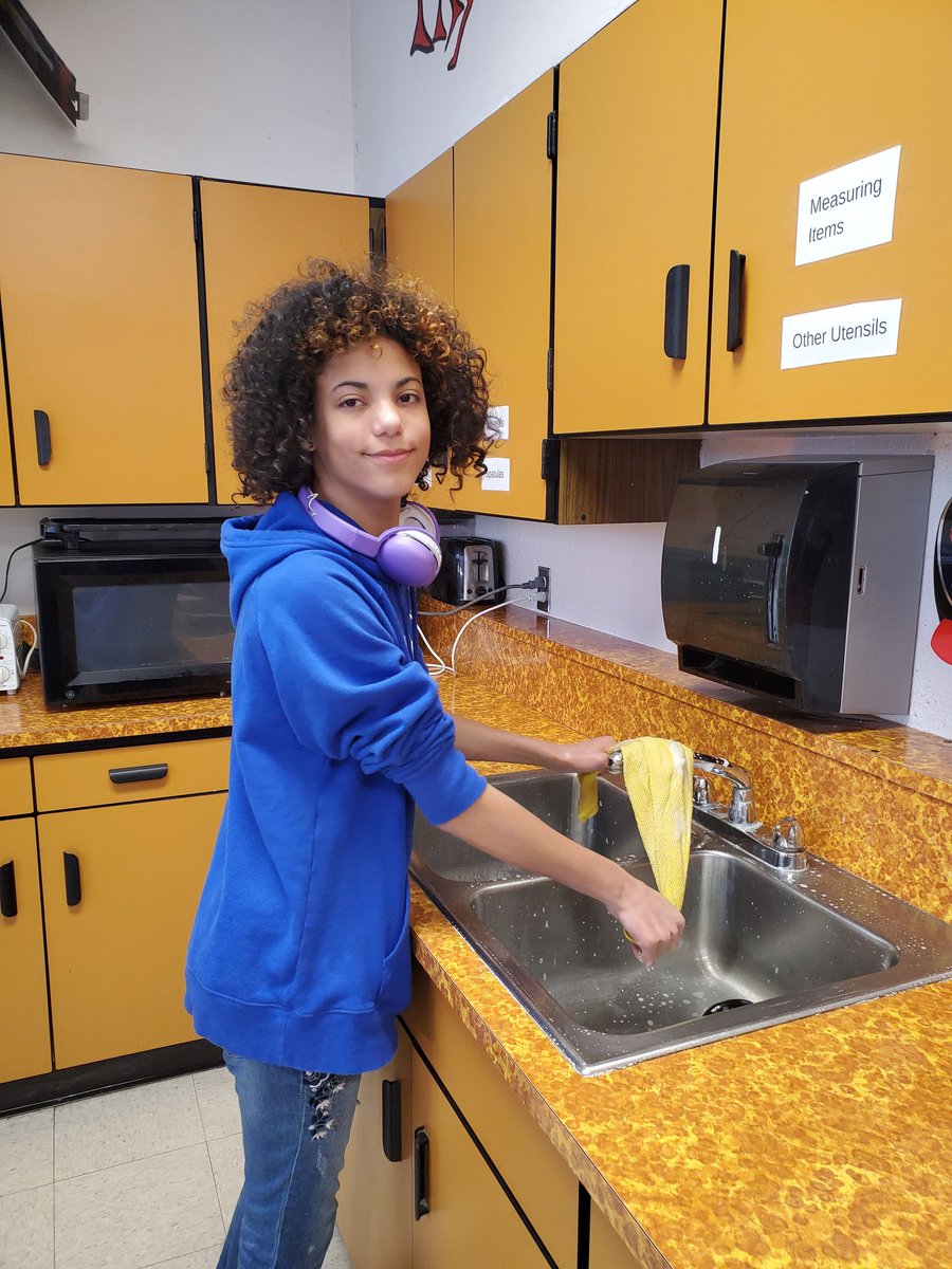 BunkerAmanda's tweet photo. Boy... these kids sure can clean!
It took them less than an hour to have this half of the kitchen spotless! Thanks for all your hard work this morning!
@ChardonSchools @ChardonHS #wearechardon #futureworkers https://t.co/AyITBk5Cbj