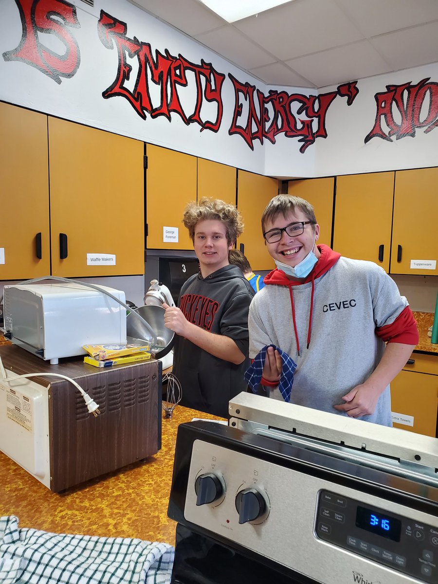 BunkerAmanda's tweet photo. Boy... these kids sure can clean!
It took them less than an hour to have this half of the kitchen spotless! Thanks for all your hard work this morning!
@ChardonSchools @ChardonHS #wearechardon #futureworkers https://t.co/AyITBk5Cbj