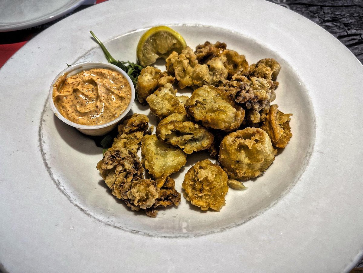 FishHardDave's tweet photo. It’s been a cold blustery winter for sure! At least now that we’re allow in restaurants, if the fish aren’t cooperating and the weather is nasty we can always go for some comfort food! 😊😊😊 #FrigidCold #PizzaPie #Calamari https://t.co/xalJRQFtnK
