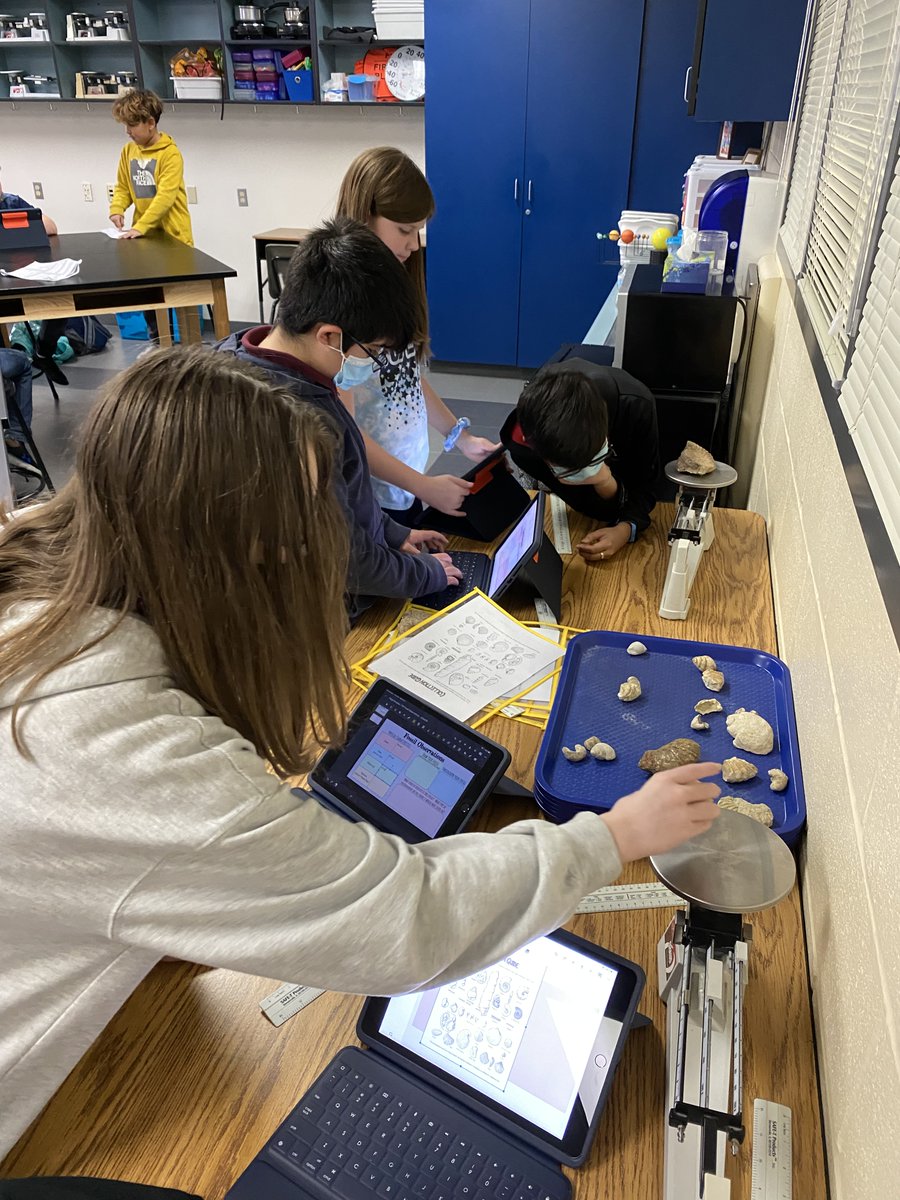 SVEmisd's tweet photo. Engaging #futurescientists by putting real #fossils and tools in their hands #svefutureready https://t.co/O7zONBcbmp
