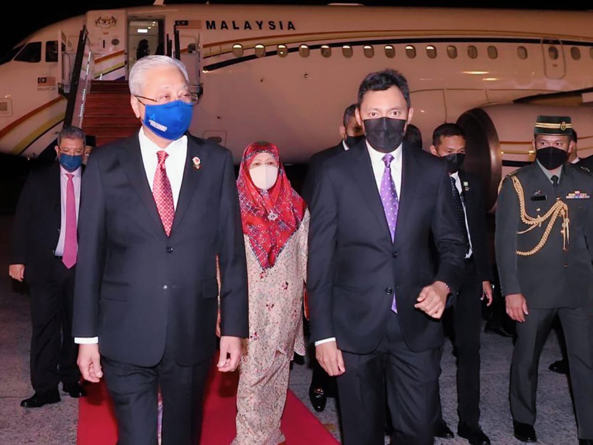 IsmailSabri60's tweet photo. Saya dan isteri Datin Seri Muhaini Zainal Abidin selamat tiba di Lapangan Terbang Antarabangsa Brunei pada 8:30 malam untuk lawatan rasmi ke Brunei Darussalam 🇲🇾🇧🇳 https://t.co/VzV56VJdAZ