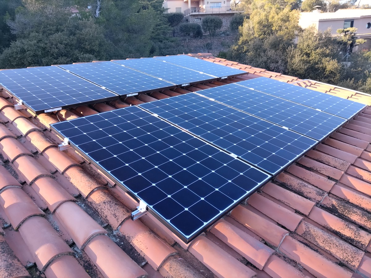 ConfortSolar's tweet photo. ☀️ Avui #DiaMundialdelEnergia ☀️
#14deFebrer

Per una #GeneracióDistribuïda 🌄
Aprofitem les cobertes dels edificis per generar #energiasolar 🔅
Reduïm l'ús intensiu de combustibles fòssils 🔥
Cal garantir a tothom l'accés a l'#energia ⚡️ https://t.co/o7cnEcnYci