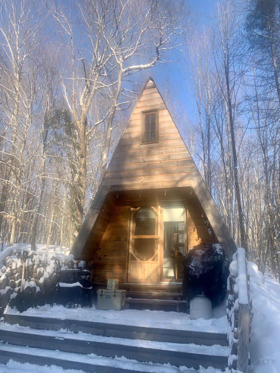 CoverdaleKaylee's tweet photo. Had a great weekend getaway to Hastings Highlands❄️. A few hikes, a fire, charcuterie board with @stonetowncheese @HarristonPackCo summer sausage + pepperettes, @ONCornFedBeef t-bones🥩 and some VQA wine #glamping #exploreOnt https://t.co/pvXDYiaBHJ