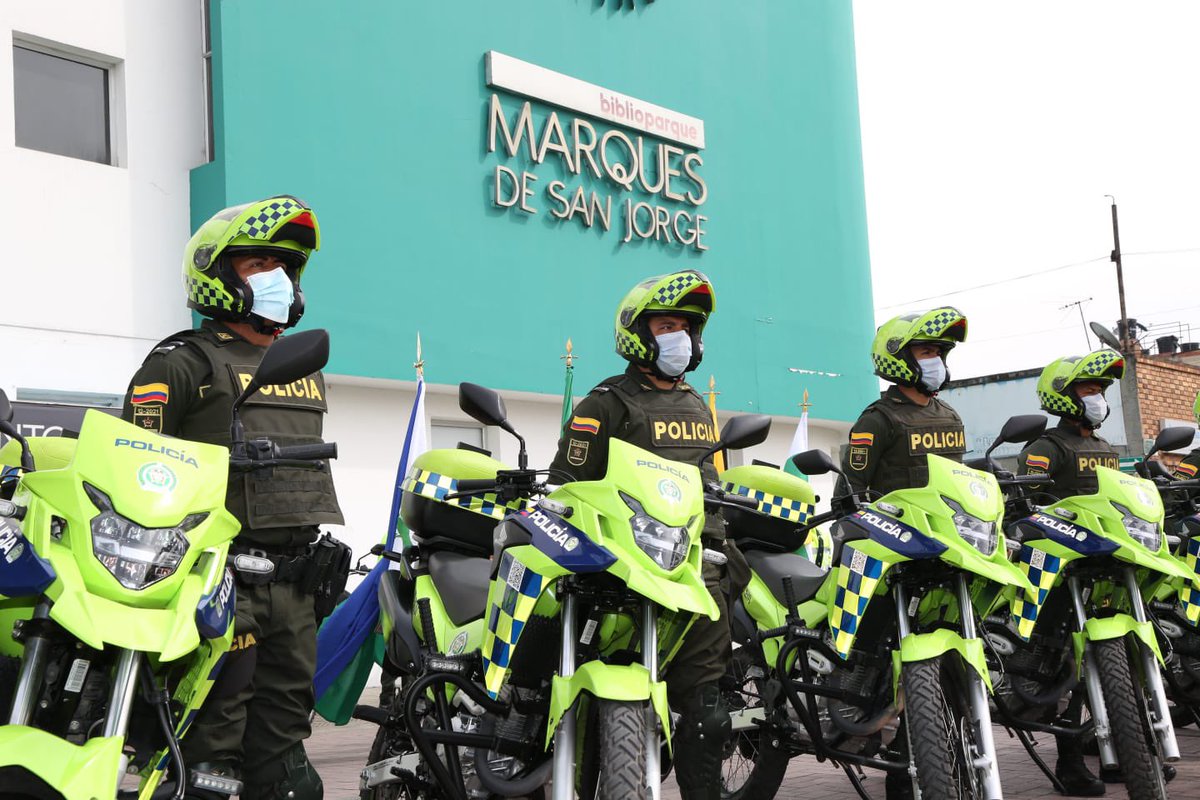 AlcaldiaFunza's tweet photo. #Ahora 
En nuestra Plazoleta Marqués de San Jorge y con la presencia de los ministros del Interior, @DanielPalam de Defensa, @Diego_Molano, inicia la ceremonia de entrega y presentación de 850 policías a la #RegiónMetropolitana de #PolicíaLaSabana.

@MiInterior @mindefensa https://t.co/QeL2DfTVRD
