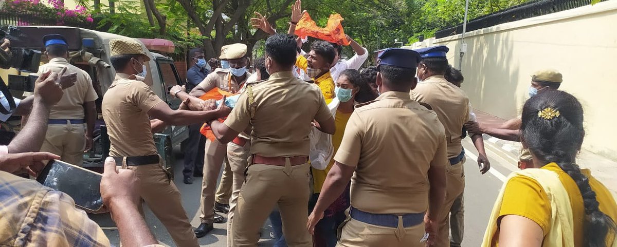 iakashkumarabvp's tweet photo. लावण्या को न्याय दिलाने के लिए शांतिपूर्ण तरीके से प्रदर्शनरत राष्ट्रीय महामंत्री @nidhitripathi92 व अन्य कार्यकर्ताओं को गिरफ्तार करना तमिलनाडु की डीएमके सरकार की घबराहट को दिखाता है, जो लावण्या को न्याय दिलाने की बजाए अपराधियों को बचाने में जुटी हुई है। 

#FightForLavanya https://t.co/vM5k3UZeyD