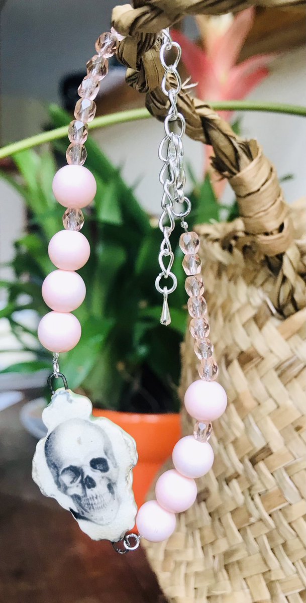 Durant mes pérégrinations, j’ai trouvé cette merveille de breloque « tête de mort » en céramique, c’est du vintage, c’est du recyclé. J’ai pris le parti de la monter en bracelet avec des perles en verre rose. Ça rend bien. Et ça se trouve là : ungrandmarche.fr/boutiques/p/br…