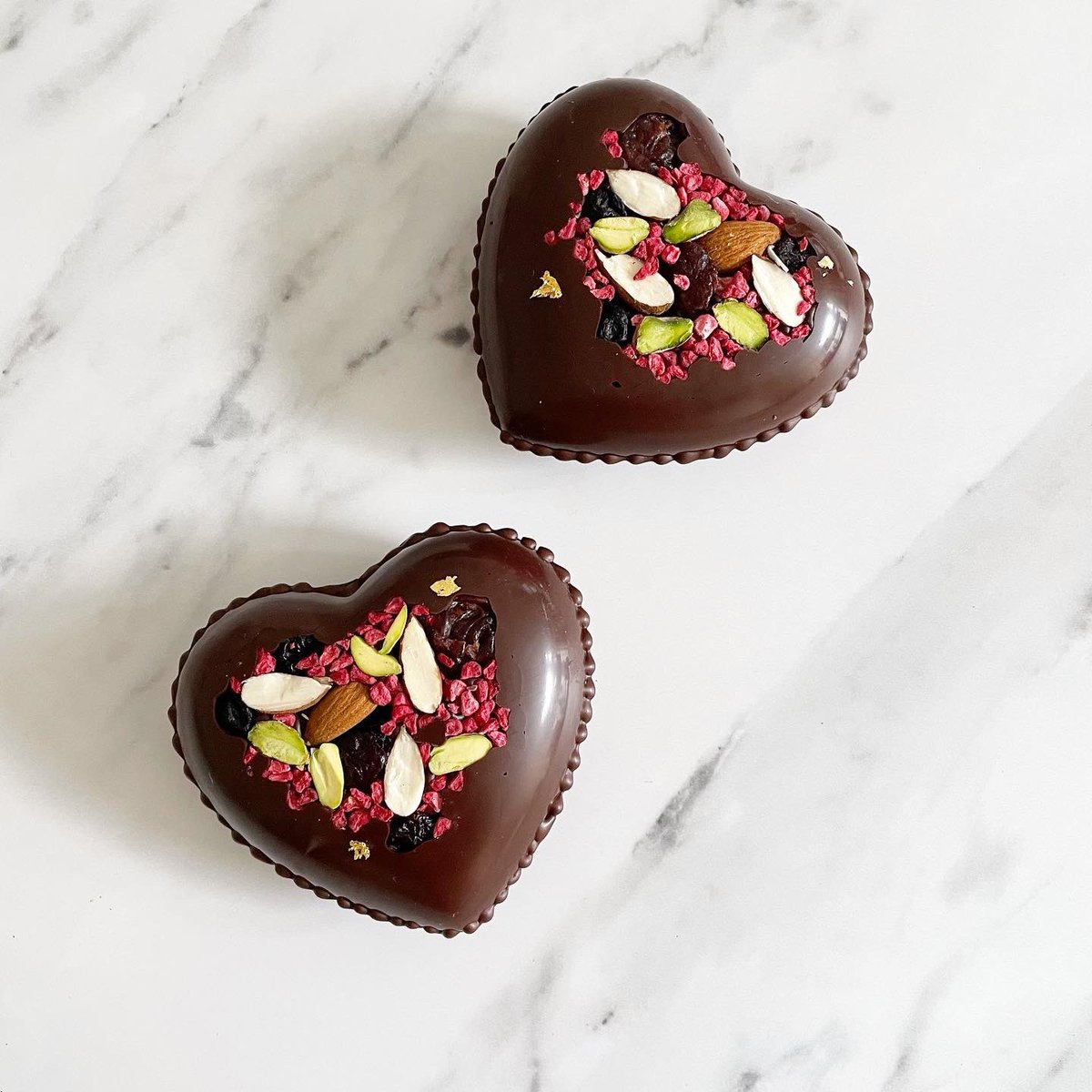 Happy Valentine ❤️
I enjoyed casting those hearts. I might need reading glasses when I seal those 🤓😅😆 #aging They’re filled with orangettes and sea salt caramels. 
ハッピーバレンタイン🤎
こちらは、ハートの中に塩キャラメルとオランジェットが入っています。
#valentine