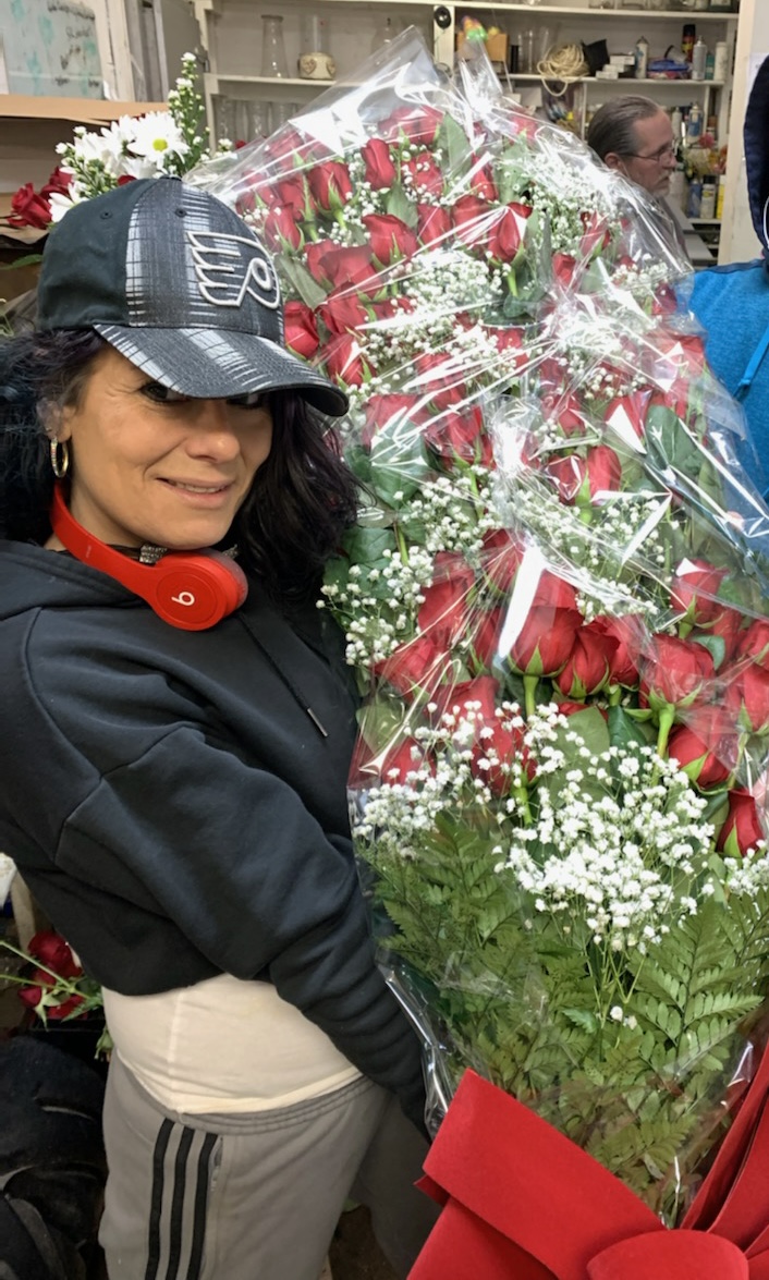 SteinFlorist's tweet photo. Our friends from @CBSPhilly are back to catch the Valentine’s Day action, like this bouquet of 100 roses that Lisa just made for a customer. 💯🌹
.
.
#steinflorist #steinyourflorist #flowers #florist #flowershop #floristry #shopsmall #shoplocal #smallbusiness #roses #cbsphilly https://t.co/9hThSMikqT
