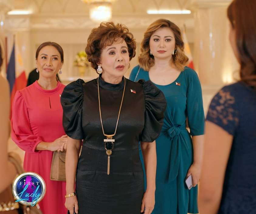 elliezianna's tweet photo. "You don't have what it takes to be a First Lady." 

Medyo prangka pala sina Madam Allegra, Ambrocia, at Soledad! Mukhang talagang magiging tinik sila sa buhay ni Melody! #FirstYayaIsNowFirstLady

📸 | @GMADrama 
~~~~~~~~~~
@sanya_lopez @SanyaWarriors https://t.co/eFxlfk7rgk