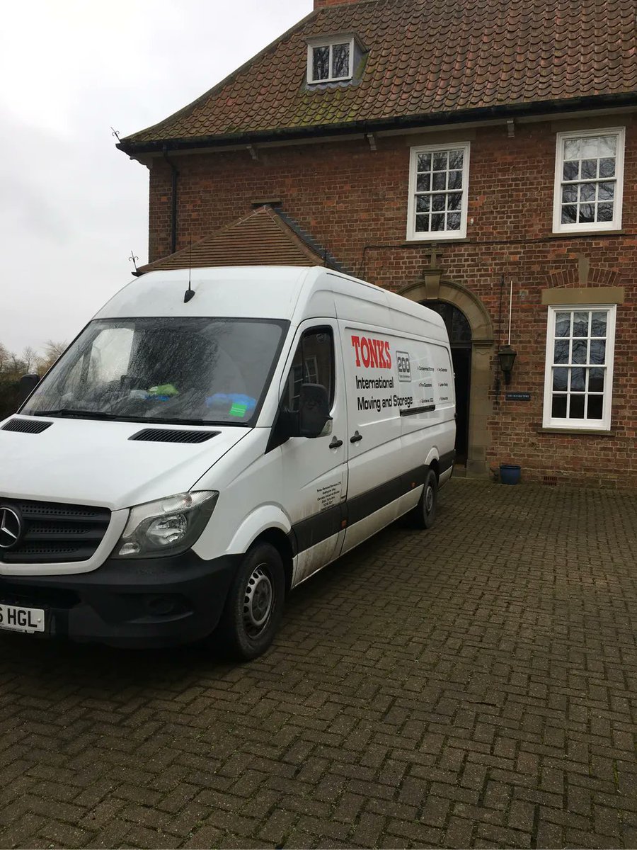 Tonksremoval's tweet photo. ✅ 20ft import unload into store 
✅ Tranship from the container into our van
✅ Deliver goods to the client in the shuttle van due to the access. 

Here at Tonks we can help with Imports, Customs, shuttles and full destination services. 

☎️ 01262 605322

#corpratemoving https://t.co/sseZ1OwLzi