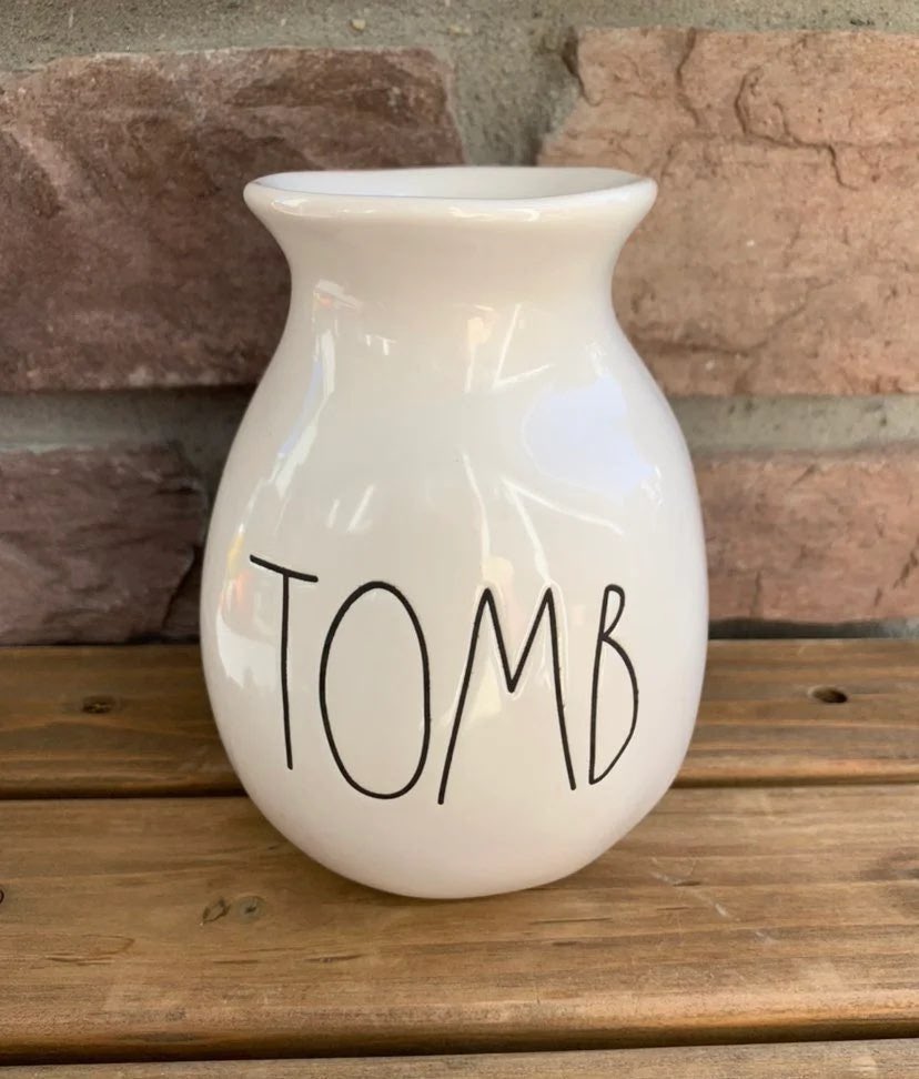 Emma_Anne99's tweet photo. the vase in question https://t.co/ryFgRHtctq
