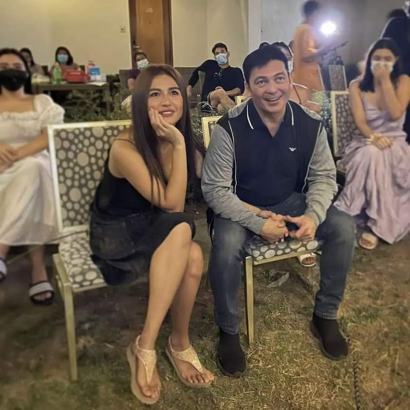 elliezianna's tweet photo. Mga Kapuso, may ka-holding hands din ba kayo habang nanonood ng #FirstYayaIsNowFirstLady? 💜
From @GMADrama 

📸 | @SanyaWarriors 
~~~~~~~~~~
@sanya_lopez https://t.co/elXr1Mb8ZA