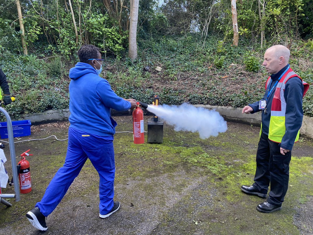 Shelley_Marie86's tweet image. Some fun training at West Cornwall today,@RchtBme showing us how to expertly extinguish a fire under the watchful eye of Simon. #firewardens #Training #firestarters