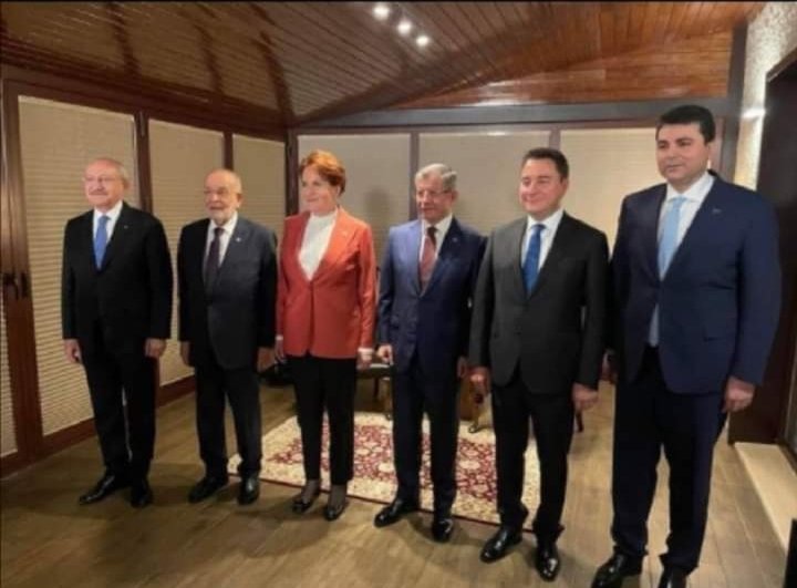 En soldaki 4.’ye “çapsız” demişti

4. en soldakine “adam değilsin” demişti

En soldaki 5.’ye “beceriksiz” demişti

5. en soldakine “3 rakamı toplasa yanlış bulur” demişti

3. sıradaki 4. sıradakine “yiğit değil yüreği yok” demişti

😎😎😎😎😎😎