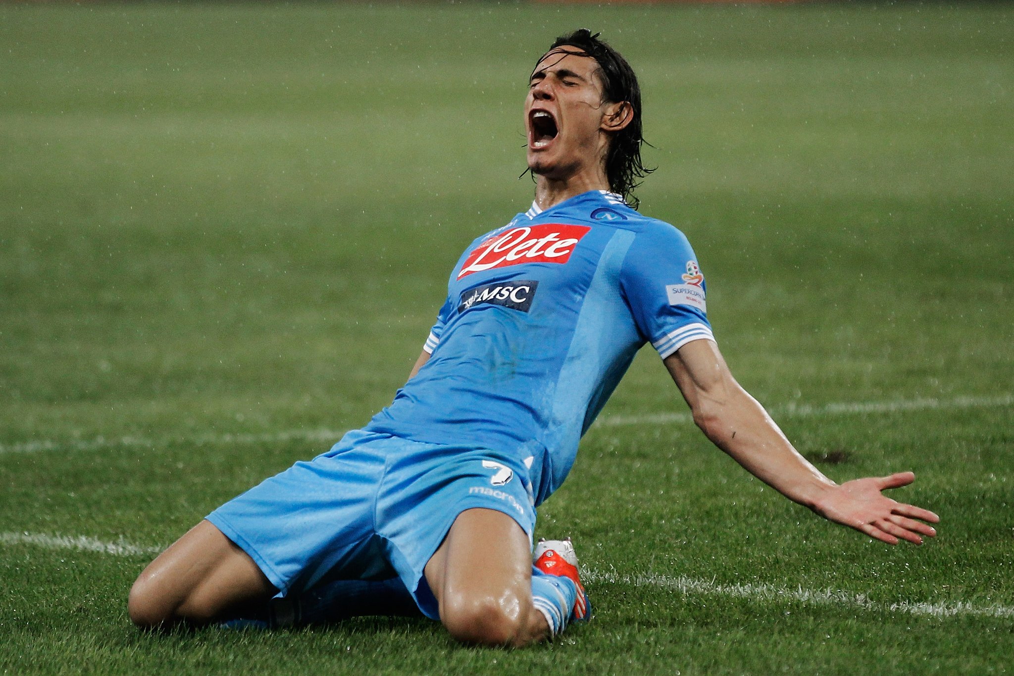 Happy 35th birthday Edinson Cavani .

One of the greatest strikers of his generation. 