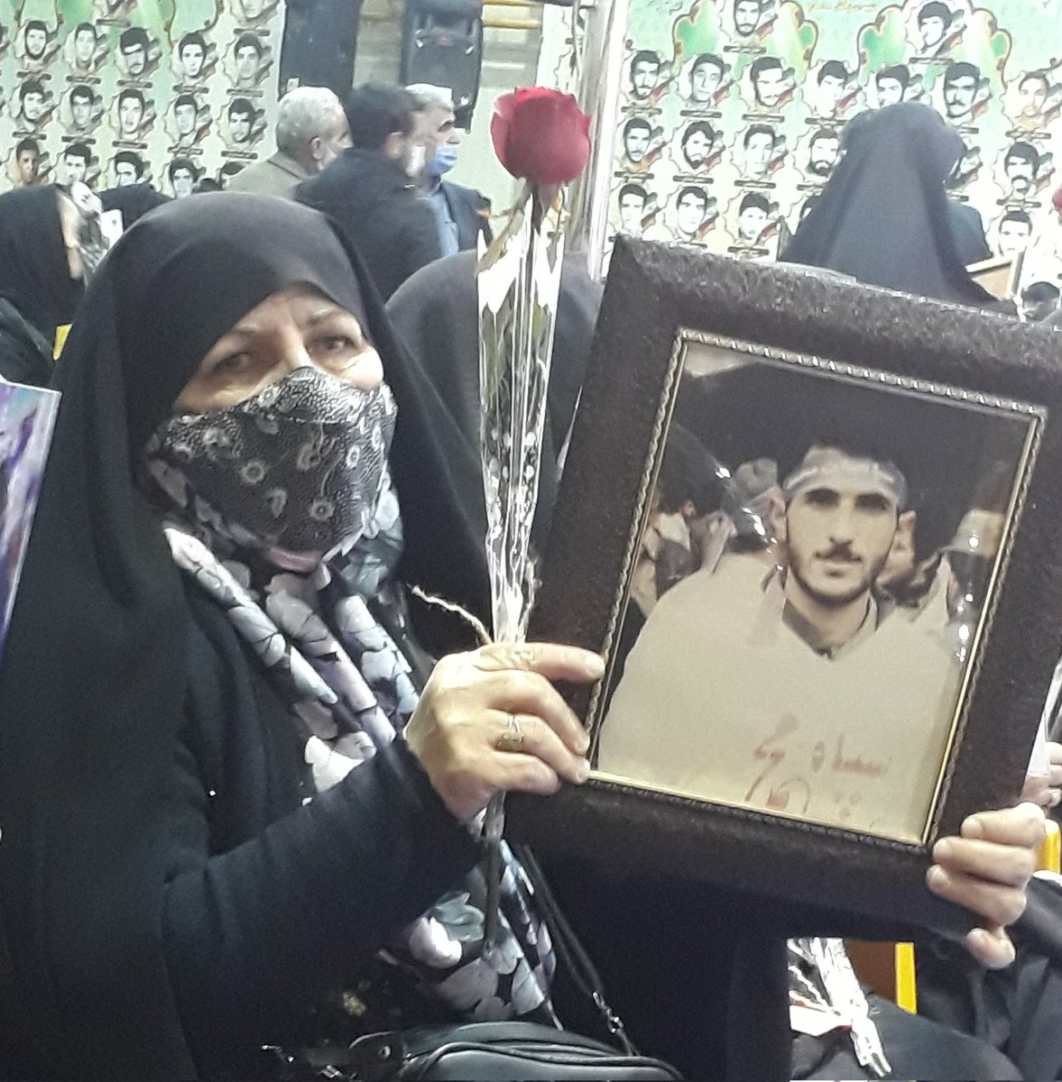 ZinaliF's tweet photo. سلامتی مادرم...
پدرم نبود دست بکشه رو موهام،خودش دست کشید و گفت:دخترم غصه نخوریا،من هم  باباتم و هم مادرت....
روزت مبارک https://t.co/IRvU7ZPl6r