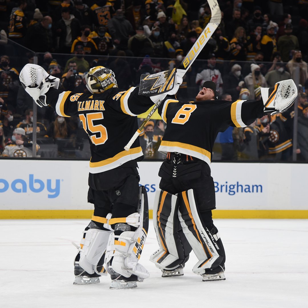 NHL's tweet photo. Happy Valentine's Day ❤️

Give a goalie hug to someone you love... https://t.co/UbYsIZU7GS