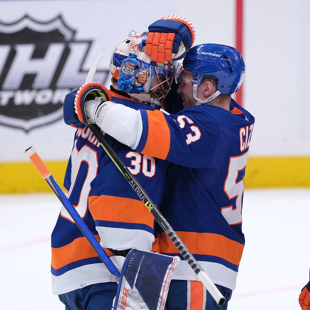 NHL's tweet photo. Happy Valentine's Day ❤️

Give a goalie hug to someone you love... https://t.co/UbYsIZU7GS