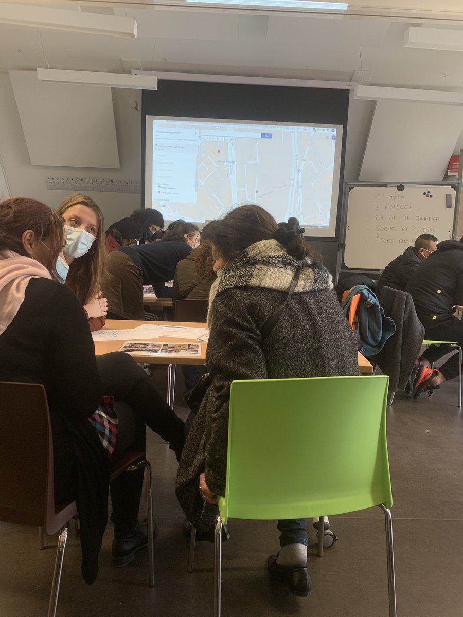 CEPortes20e's tweet photo. Aujourd’hui, les parents des ateliers sociaux linguistiques du centre social Soleil Blaise et de l’OEPRE au @PerrinCollege se sont réunis pour parler des ressources de leur quartier. @LigueParisEduc et l’EDL ont participé à l’animation de l’atelier. #familles #CE20 #FLE https://t.co/OX75gIibp2