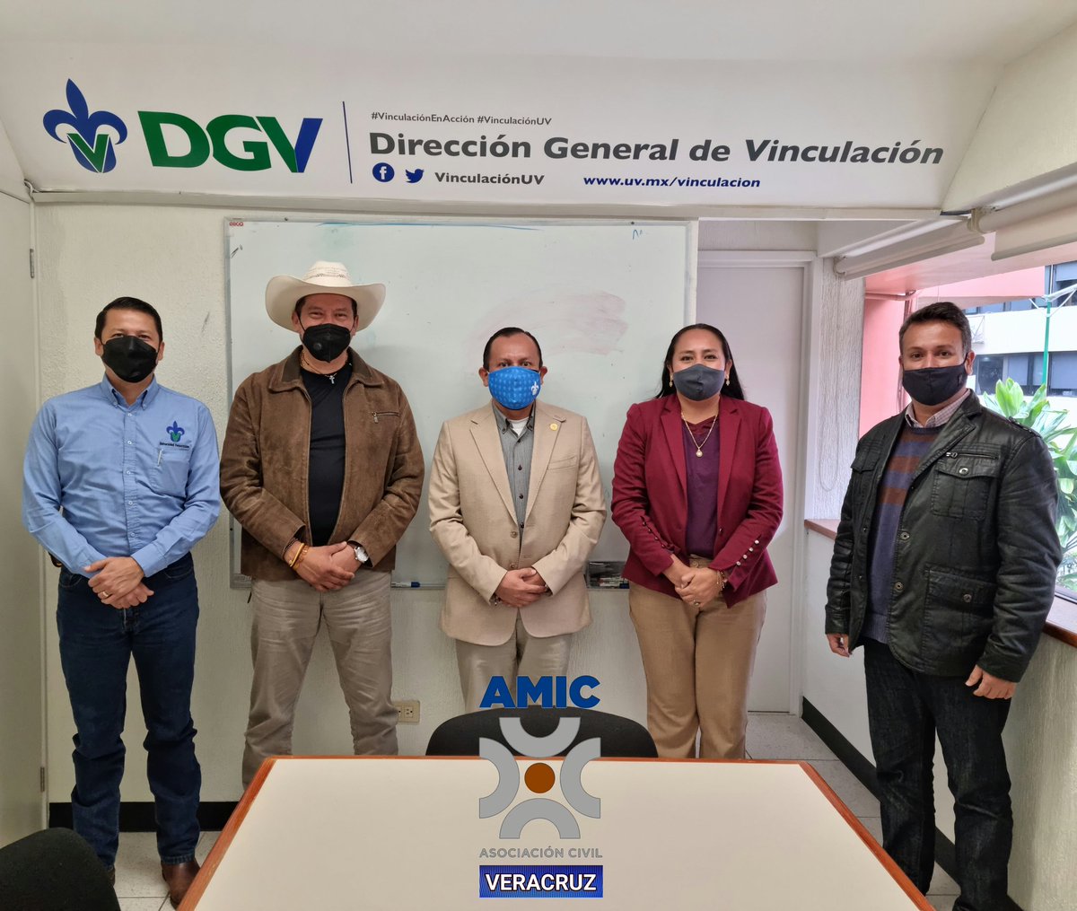 AMICVeracruz's tweet photo. Tuvimos la oportunidad de saludar y felicitar al Dr. Serafín Flores de la Cruz por su encargo al frente de la Dirección General de @VinculacionUV. Estamos seguros que su gestión será todo un éxito y de excelentes resultados para la #UniversidadVeracruzana.
#SomosAMIC https://t.co/70ahu1CcL2