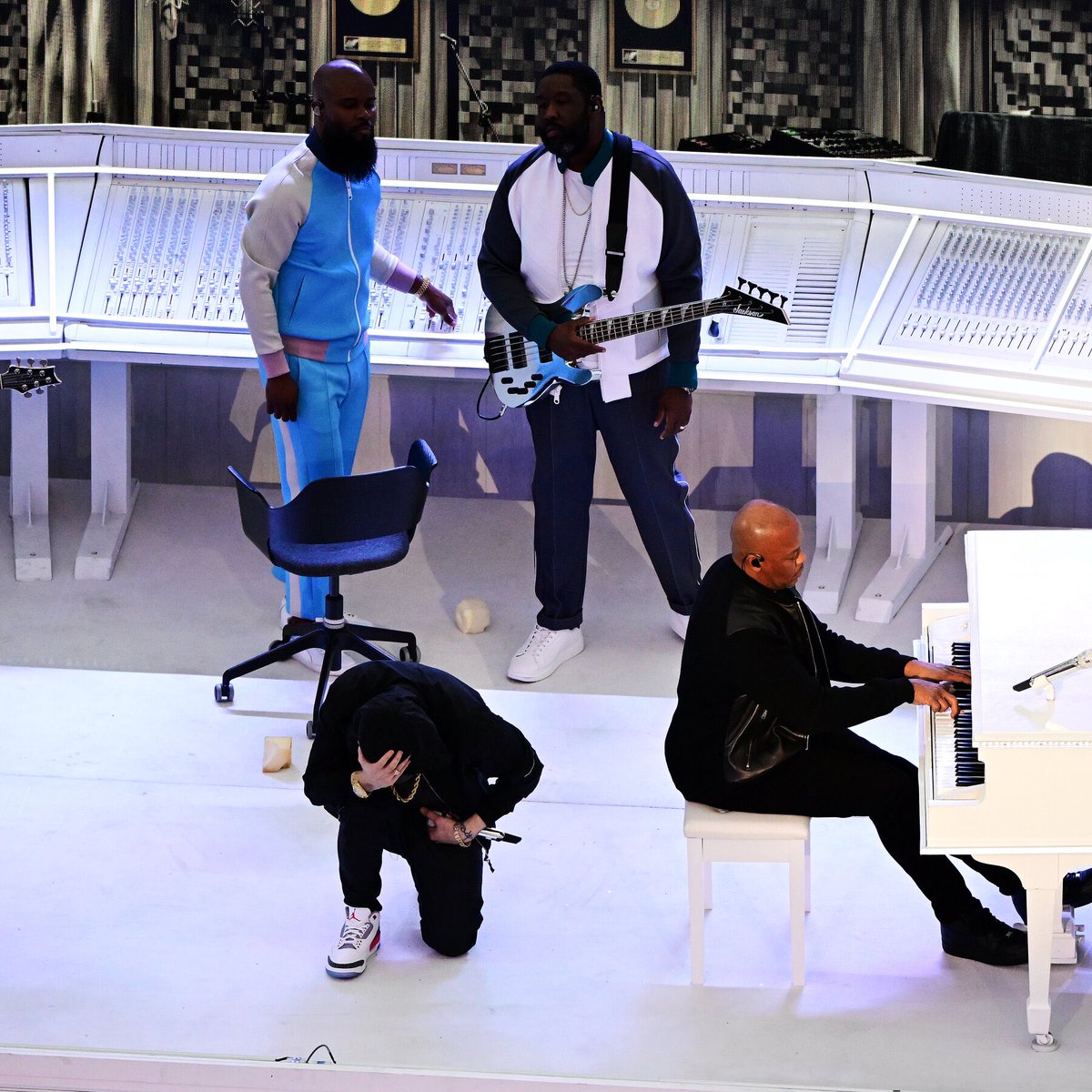Imma be real real honest: I was so shocked Dr Dre knew his way around a piano——I totally missed Em kneeling