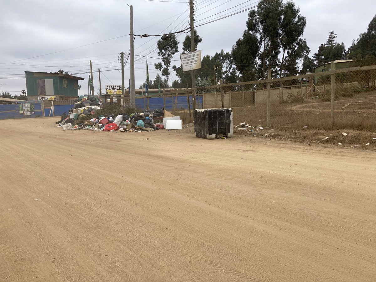 px_lia's tweet photo. @eltabo_oficial favor su ayuda con retiro de basura y escombros, familias vivimos junto a un micro basural que crece día a día https://t.co/iT5pI6zhov