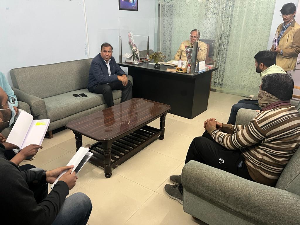 TheUpenYadav's tweet photo. RAS मुख्य परीक्षा 2021 के सिलेबस में बदलाव के कारण युवा परीक्षा की तैयारी के लिए अतिरिक्त समय की मांग को लेकर कई दिनों से आंदोलनरत हैं
RAS प्री परीक्षा में चयनित अभ्यर्थियों को तैयारी के लिए अतिरिक्त समय दिलाने की मांग को लेकर  शिक्षामंत्री @DrBDKallaINC जी से मुलाकात की l 1/2 https://t.co/LyOuJWvKtc