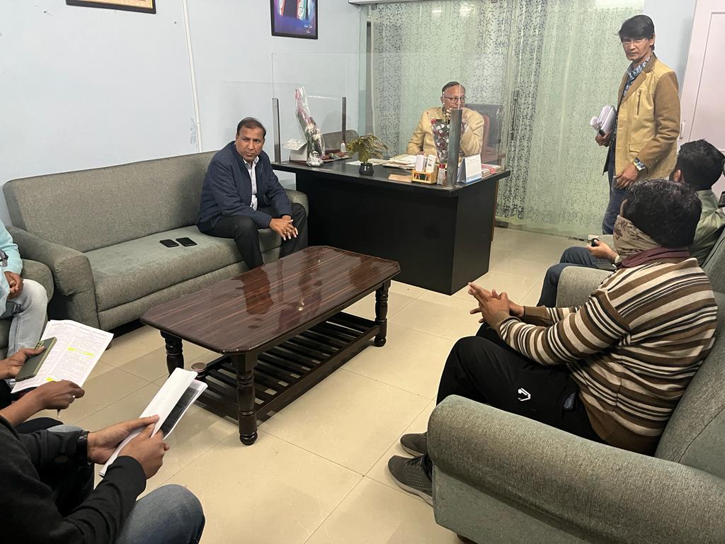 RAS मुख्य परीक्षा 2021 के सिलेबस में बदलाव के कारण युवा परीक्षा की तैयारी के लिए अतिरिक्त समय की मांग को लेकर कई दिनों से आंदोलनरत हैं
RAS प्री परीक्षा में चयनित अभ्यर्थियों को तैयारी के लिए अतिरिक्त समय दिलाने की मांग को लेकर  शिक्षामंत्री <a href="/DrBDKallaINC/">Dr. Bulaki Das Kalla</a> जी से मुलाकात की l 1/2