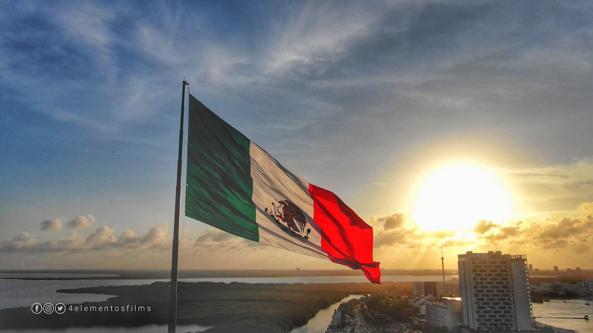 4efilms's tweet photo. La amplitud del cielo, la arquitectura movible de las nubes, las coloraciones cambiantes del mar, la patria ondeante, son un prisma maravillosamente apropiado para distraer los ojos, sin cansarlos jamás. @VivoEnCancun #QuintanaRoo #Lunes https://t.co/GJdmMSVOG6