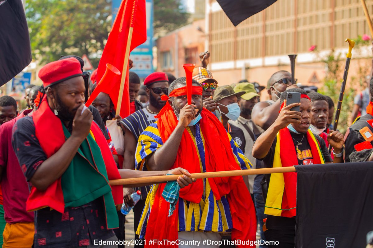 edemrobby's tweet image. Govts have consistently gone after activists &amp;amp; journalists who criticise them &amp;amp; demand that they do right by citizens.@barkervogue's abduction &amp;amp; detention has nothing to do with his coup comments, but everything to do with his activism.
#IamOliver