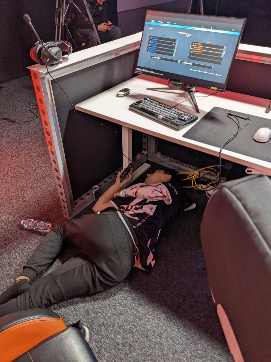 Pojoman_'s tweet photo. When your match starts at 4 but it's almost 5 https://t.co/Sku36Y6rIo