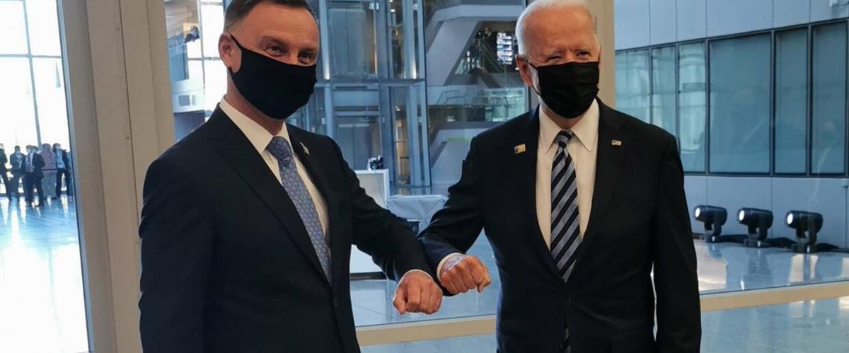JWysmulski's tweet photo. @tvp_info @profGrodzki Dobrze, że nie musiał łapać @POTUS na korytarzu jak miłościwie nam panujący xD https://t.co/NNCHmlq9lF