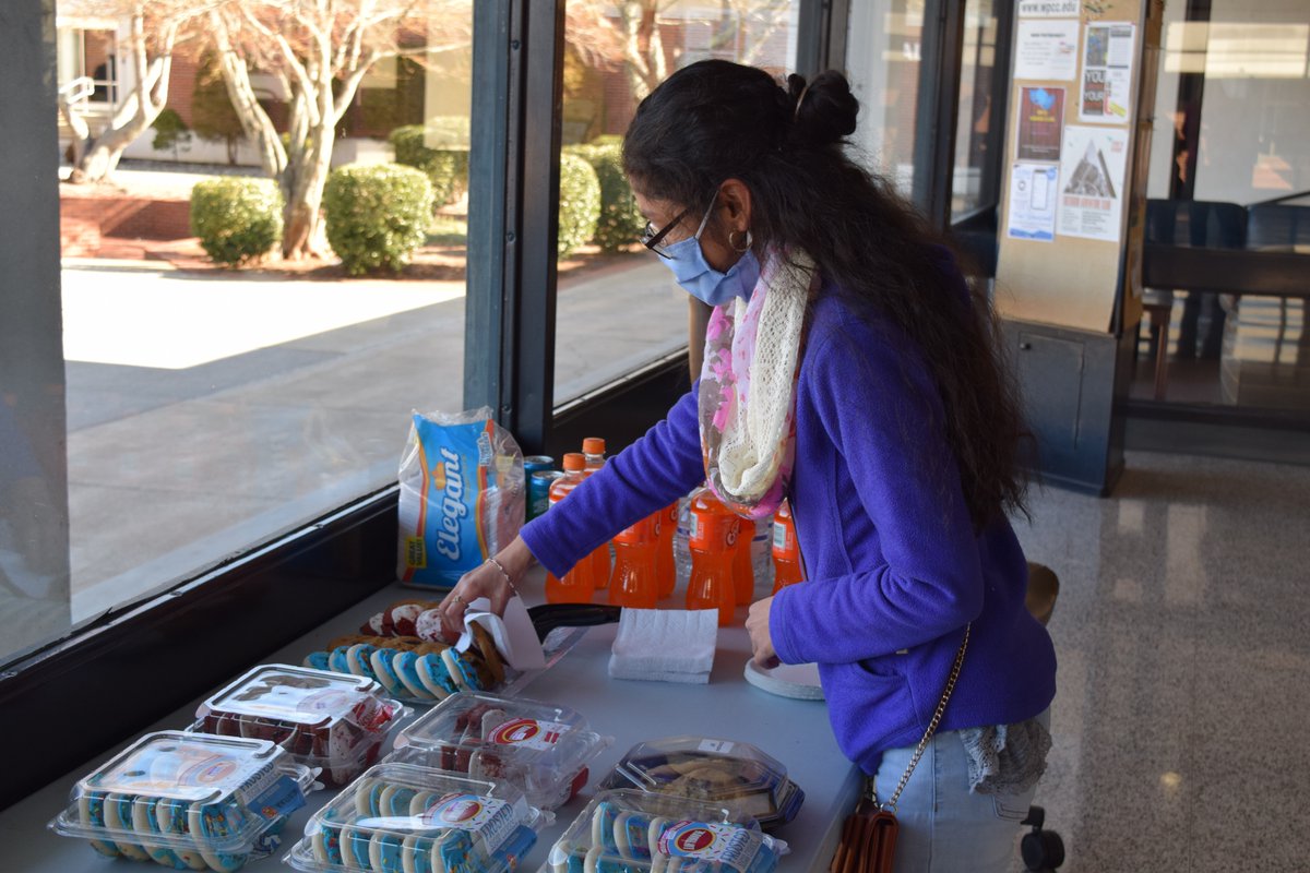WPCC_Pioneers's tweet photo. Students are enjoying sweet treats thanks to WPCC's Student Government Association in celebration of Valentine's Day! #ExperienceWPCC https://t.co/0EmzTUVuwm