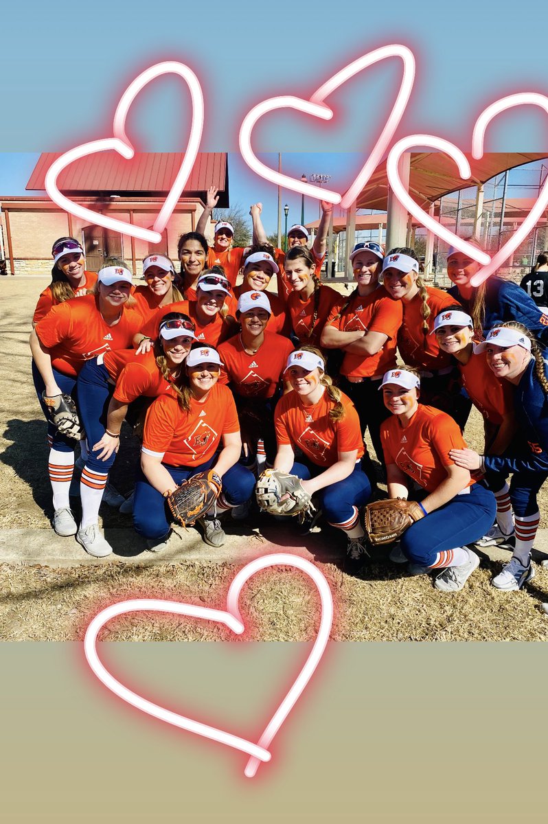 Retweet if you LOVE your TEAM!  
#HappyValentinesDay from <a href="/BakerWildcatSB/">Baker University Softball</a>!  
#FAMiLY #BECOMiNG 
🧡💙💕💘💕💙🧡