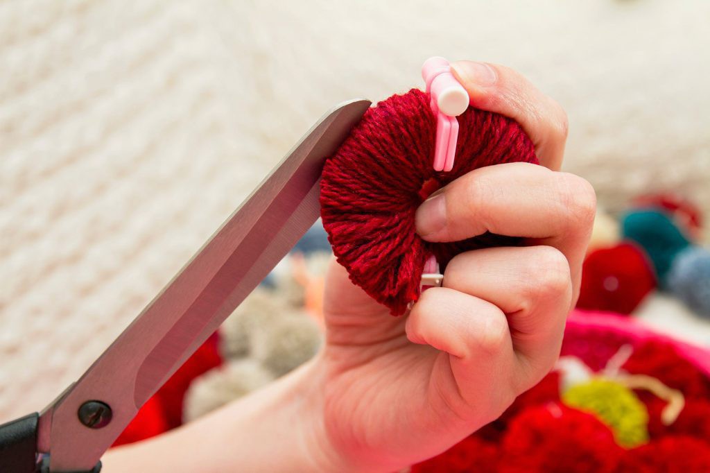 suburb4nmum's tweet photo. [AD] Messy bedrooms and busy school bags can seem like a black hole, but problem solved with this simple craft.

Read the full article: Ways for kids to get crafty with pom poms (&amp; make their own!)
▸ https://t.co/PnLi1TJ05y

#SimpleCrafts #PomPoms #CraftCorner https://t.co/WUhUKMCbCc