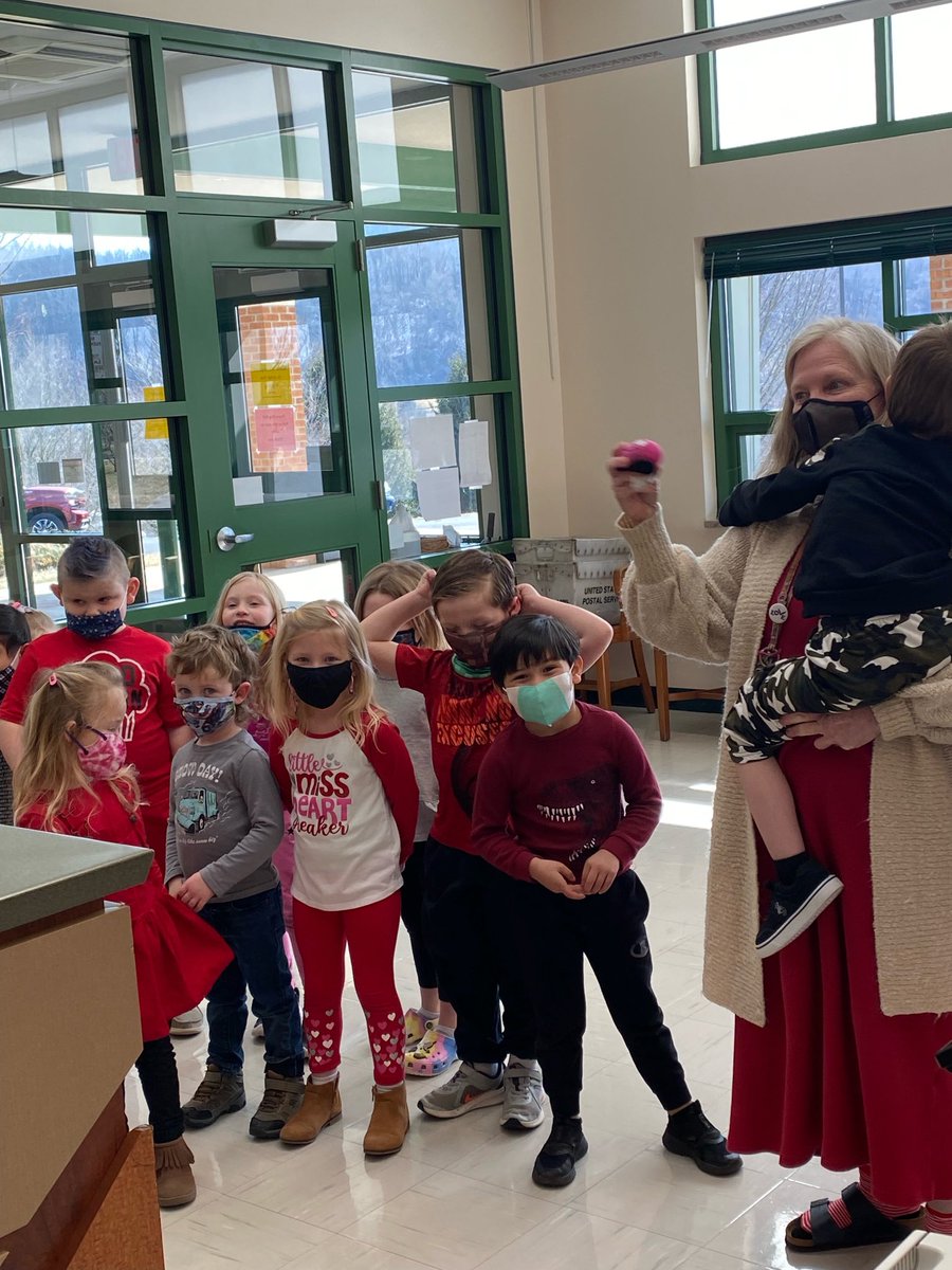 MESUpdates's tweet photo. Pre-k students spreading love at MES. Thanks, Mrs. Richardson! https://t.co/KQbn96evBp