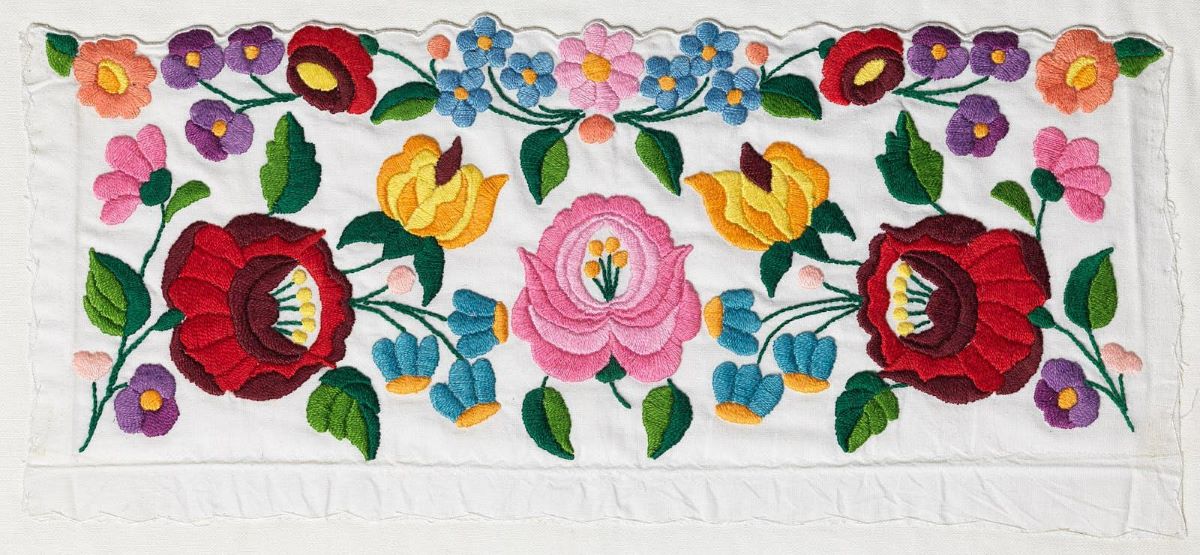 GWTextileMuseum's tweet photo. Roses are red, violets are blue, here is a bouquet just for you! @museumatFIT and @smithsoniannpg we hope you enjoy this Hungarian sleeve band from the early 20th century! #MuseumLoveLetter https://t.co/HP43yEoFdL