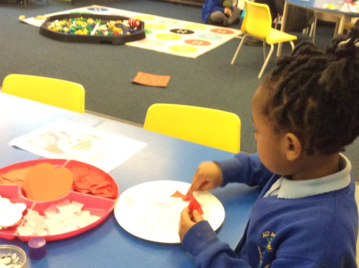 DahlAlt_HT's tweet photo. We celebrated Valentine’s Day today and talked about who we love.  We painted pink pictures of love hearts, we made love bugs and dabbed paint onto love hearts. #ValentinesDay https://t.co/fiex7jTwPr